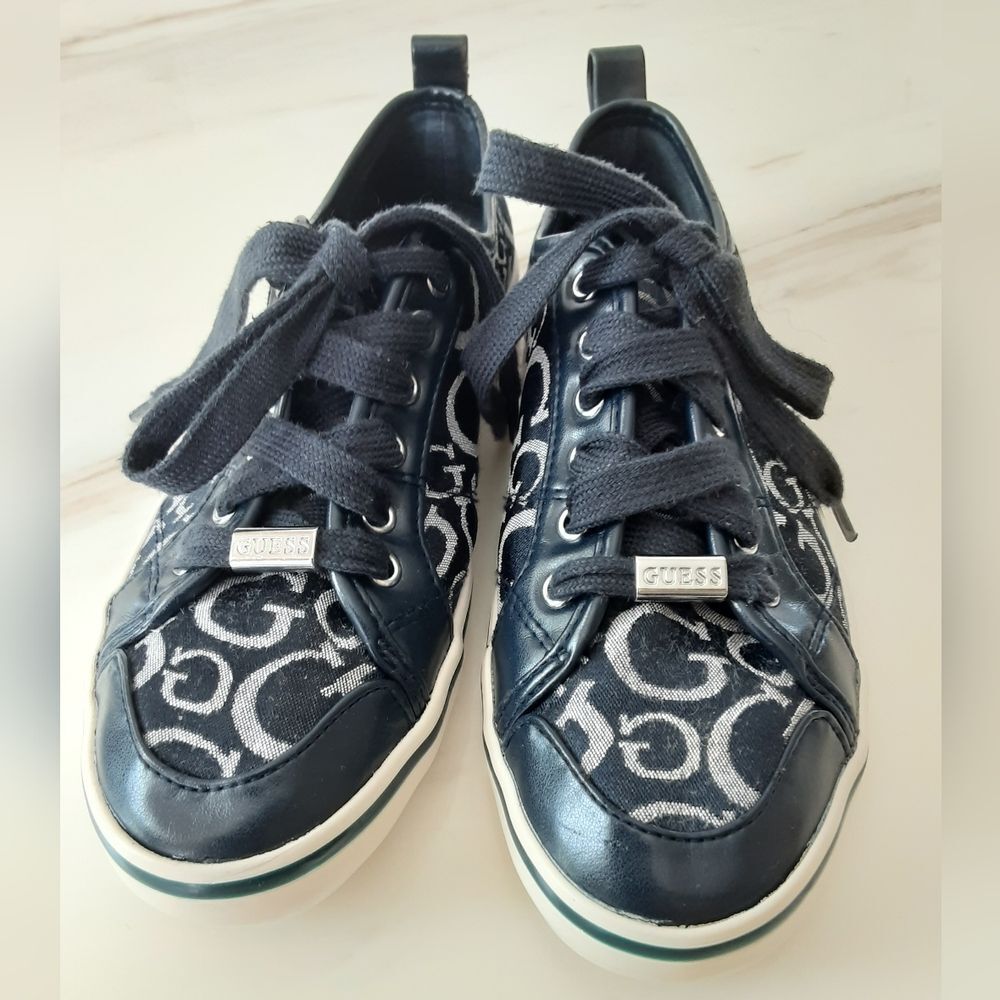 GUESS Logo Navy Blue and White Lace-Up Low-Top Sneakers Sz 6